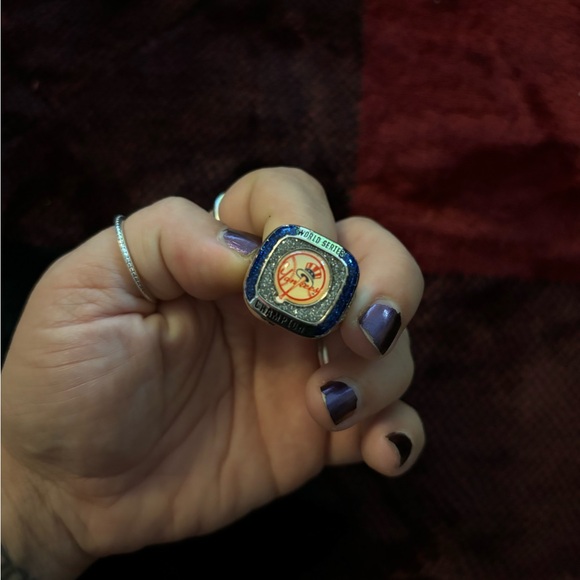 New York Yankees MLB Championship Ring - Picture 1 of 3